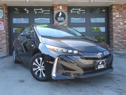 Used 2021 Toyota Prius Prime LE FWD image 2