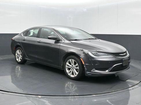 Used 2015 Chrysler 200 Limited w/ Convenience Group image 1