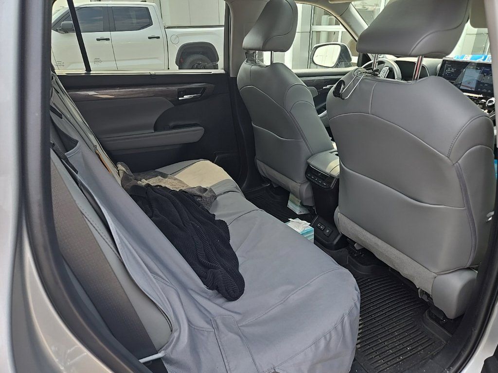 Used 2022 Toyota Highlander Limited AWD/4WD image 8
