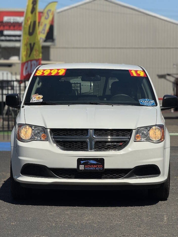 Used 2019 Dodge Grand Caravan SE w/ UConnect Hands-Free Group FWD image 2