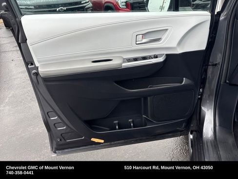 Used 2025 Toyota Sienna XLE image 11