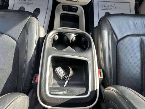 Used 2020 Chrysler Pacifica Touring-L Plus FWD image 20