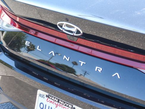 Used 2023 Hyundai Elantra SEL w/ Convenience Package FWD image 9