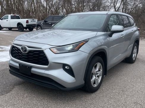 Used 2024 Toyota Highlander LE image 2
