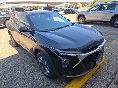 Used 2025 Chevrolet Trax LT FWD image 2
