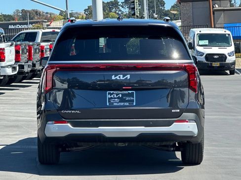 New 2026 Kia Carnival EX FWD image 5