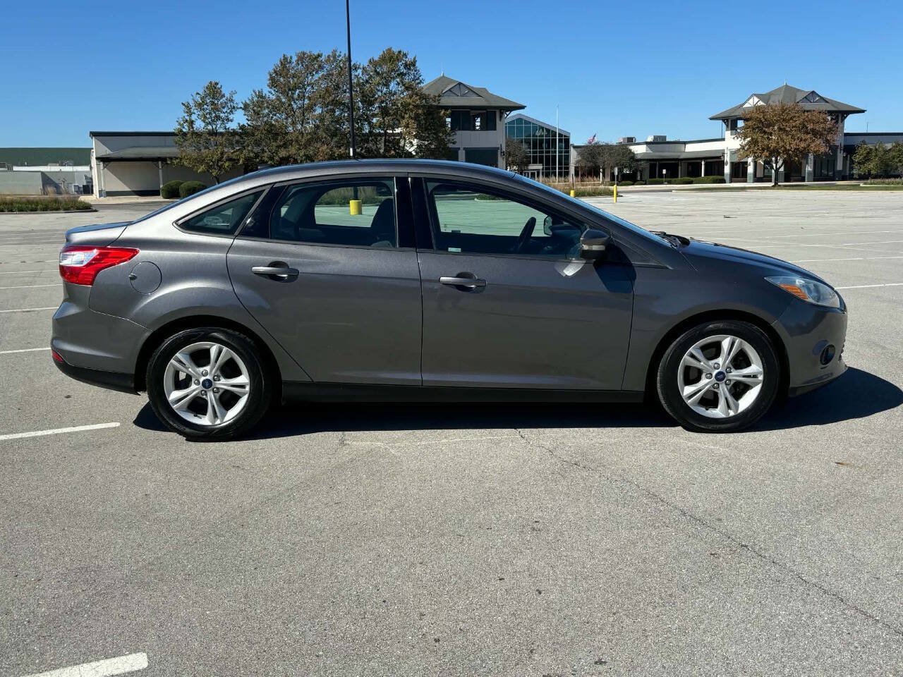 Used 2014 Ford Focus SE w/ SE Winter Package FWD image 6