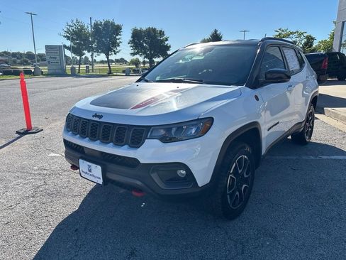 Used 2025 Jeep Compass Trailhawk AWD/4WD image 12