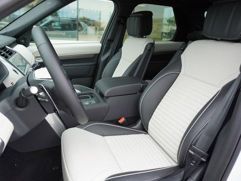 New 2024 Land Rover Discovery Metropolitan Edition image 10