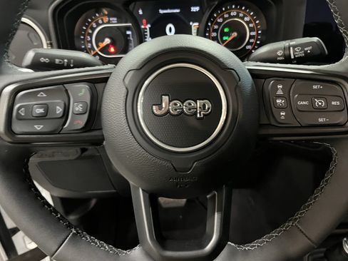Certified 2025 Jeep Gladiator Sport AWD/4WD image 21