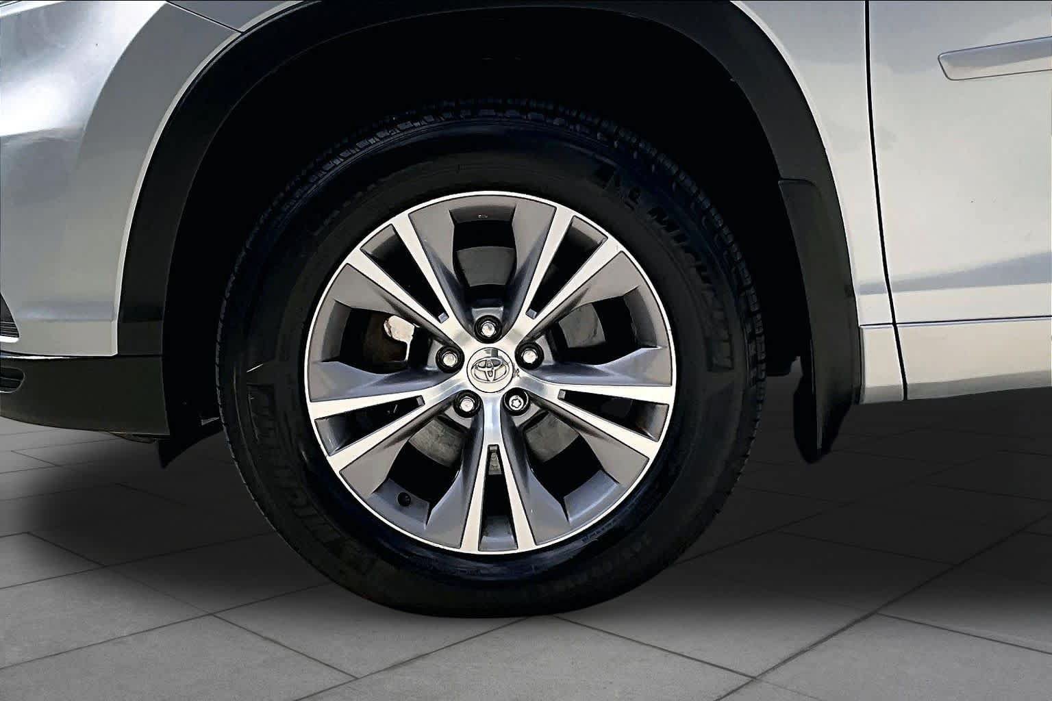 Used 2014 Toyota Highlander Plus AWD/4WD image 10