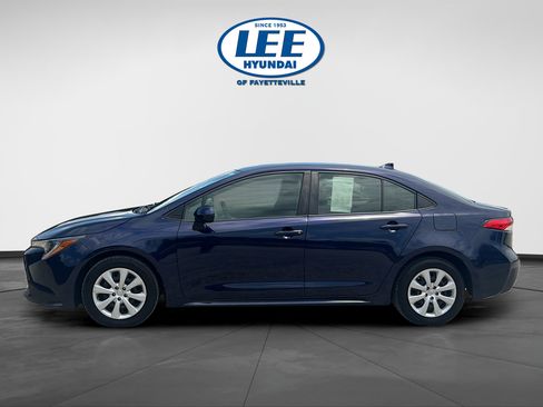 Used 2021 Toyota Corolla LE FWD image 3