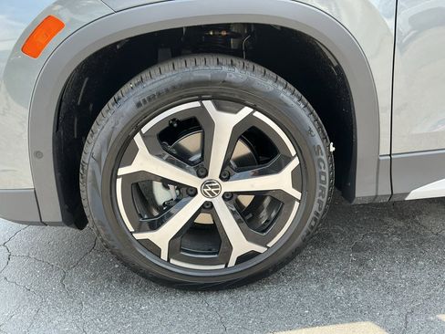 Certified 2025 Volkswagen Tiguan SE image 27