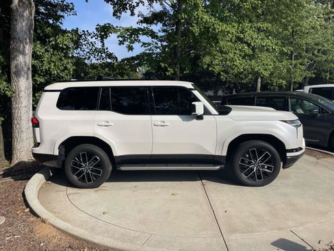 Used 2024 Lexus GX 550 w/ Accessory Package (Z1) AWD/4WD image 11