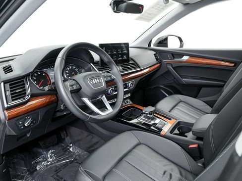 Used 2023 Audi Q5 2.0T Premium w/ Convenience Package AWD/4WD image 4
