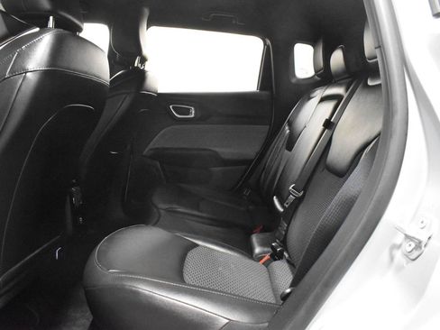 Used 2025 Jeep Compass Latitude AWD/4WD image 4