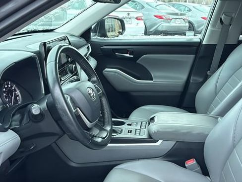Used 2022 Toyota Highlander XLE image 25