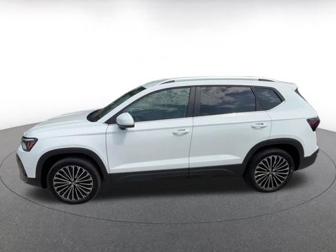 Used 2025 Volkswagen Taos SE image 9