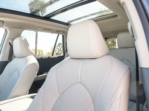 Used 2025 Toyota Grand Highlander FWD image 17