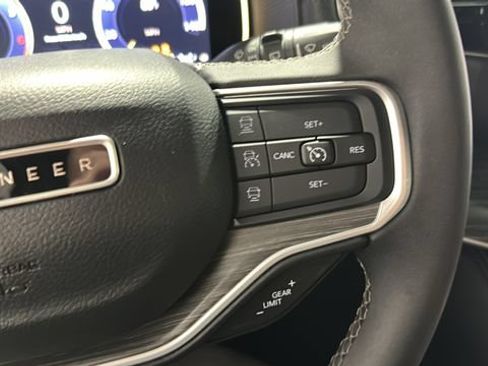 Used 2024 Jeep Wagoneer L Series II w/ Flexible Seating Group AWD/4WD image 12