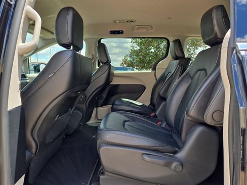 Used 2024 Chrysler Pacifica Limited FWD image 13