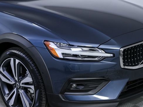 Certified 2025 Volvo V60 B5 Cross Country Plus image 38