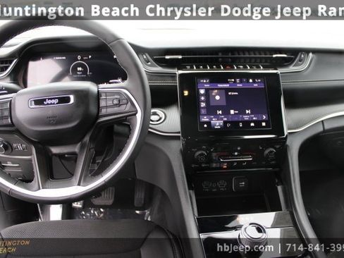 Used 2025 Jeep Grand Cherokee L Altitude image 13