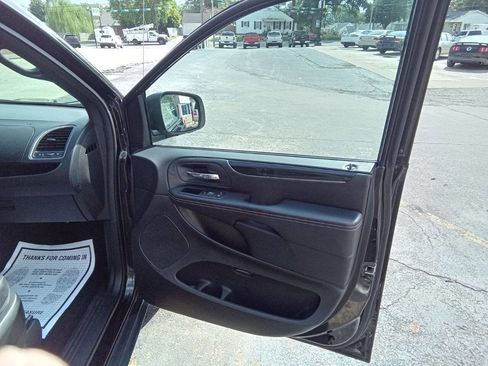 Used 2014 Chrysler Town & Country S image 4