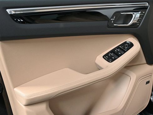 Certified 2025 Porsche Macan image 6