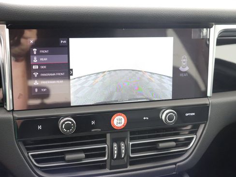 Certified 2025 Porsche Macan AWD/4WD image 33
