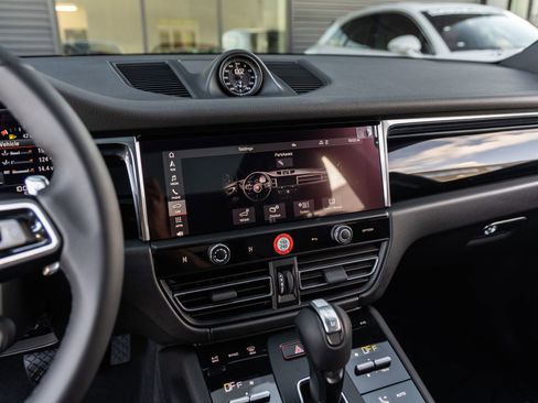 Certified 2026 Porsche Macan AWD/4WD image 31