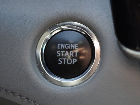 Used 2023 Toyota Highlander Platinum image 9