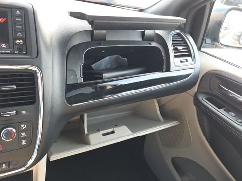 Used 2019 Dodge Grand Caravan SXT image 15