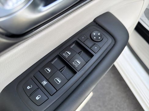 Used 2024 Chrysler Pacifica Touring-L FWD image 17