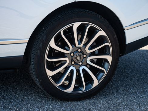 Used 2020 Land Rover Range Rover HSE image 24