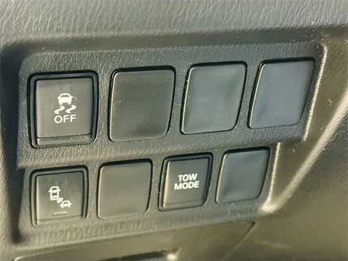 Used 2020 Nissan Pathfinder SV image 8