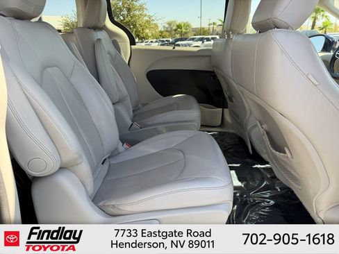 Used 2018 Chrysler Pacifica Touring-L FWD image 14