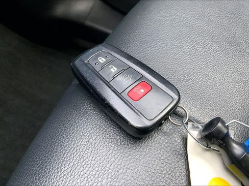 Used 2022 Toyota Highlander XLE AWD/4WD image 13