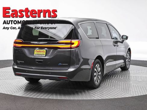 Used 2022 Chrysler Pacifica Touring-L w/ Uconnect Theater Family Group FWD image 4