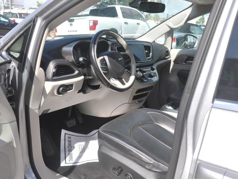 Used 2018 Chrysler Pacifica Limited FWD image 34