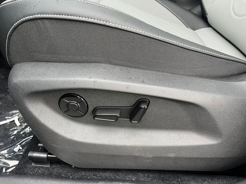 New 2025 Volkswagen Tiguan SE image 6