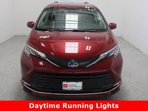 Certified 2021 Toyota Sienna XLE image 3