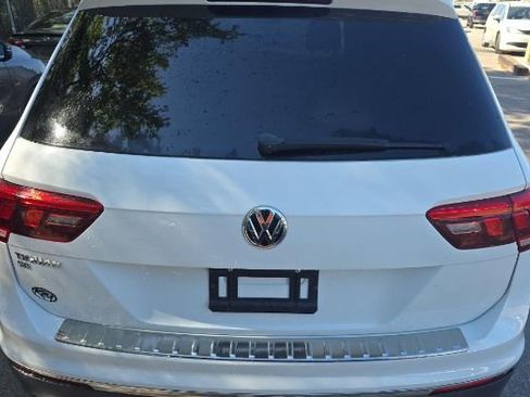 Used 2021 Volkswagen Tiguan SE w/ Panoramic Sunroof Package image 4