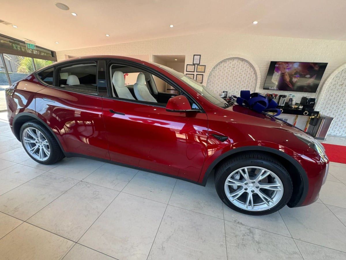 Used 2024 Tesla Model Y Long Range AWD/4WD image 9