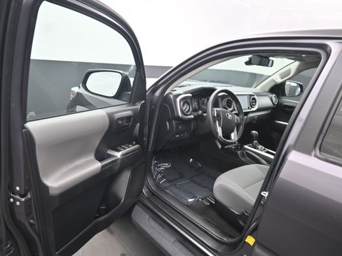 Used 2022 Toyota Tacoma SR5 w/ SR5 Appearance Package (SM) image 16