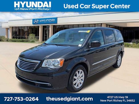 Used 2014 Chrysler Town & Country Touring FWD image 1
