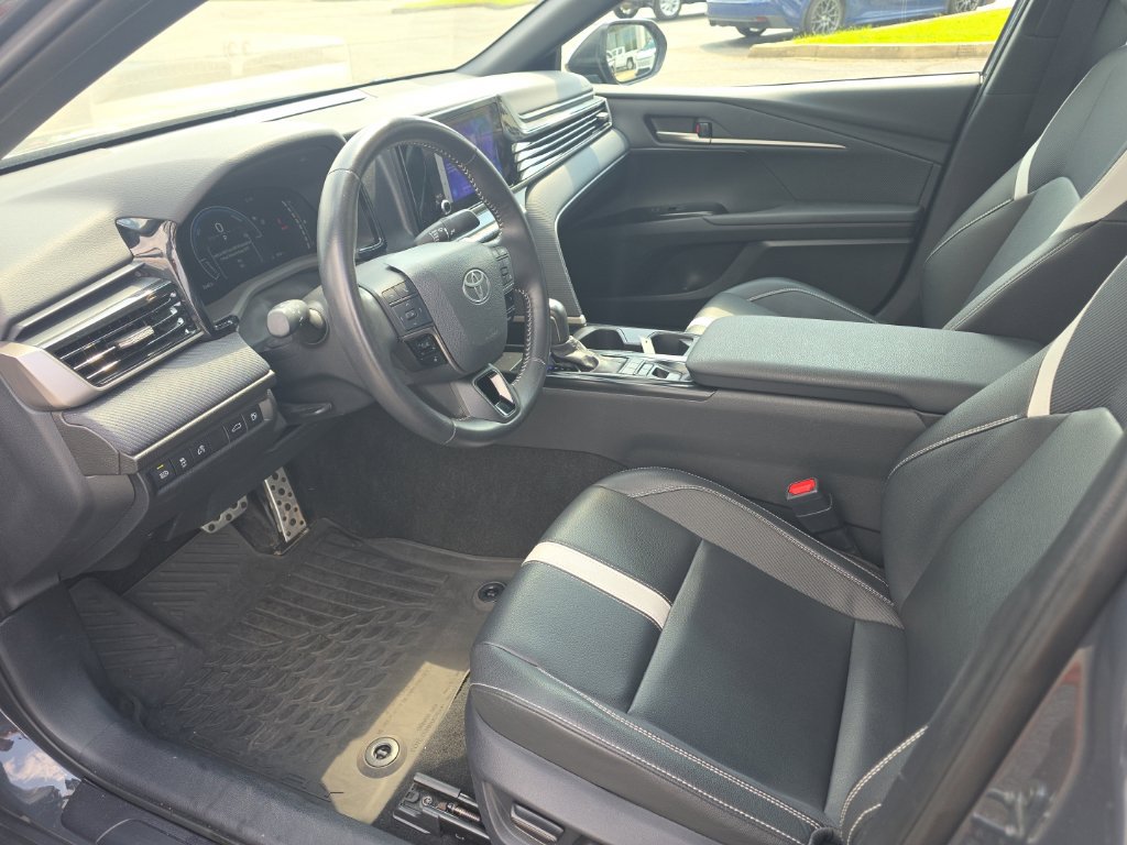 Used 2025 Toyota Camry SE FWD image 8