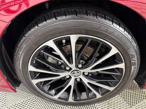 Used 2018 Toyota Camry SE image 11