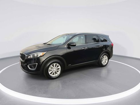 Used 2017 Kia Sorento AWD w/ LX Convenience Package image 4