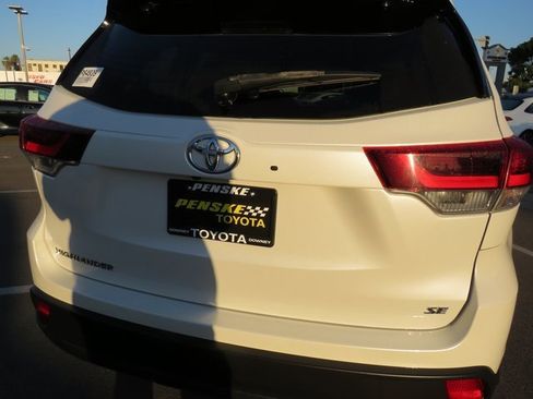 Used 2019 Toyota Highlander SE image 12